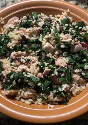 Una foto de Arroz con acelga y atún