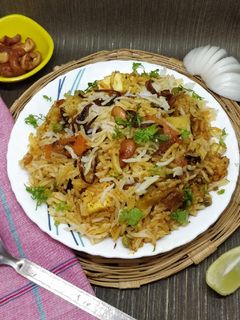 चमचमीत व्हेज बिर्याणी (veg biryani recipe in marathi) रेसिपी चे मुख्य फोटो