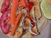 Una foto de pechuga de pollo zanahorias jitomate