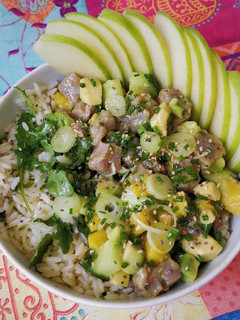 Una foto de Poke de atún picante