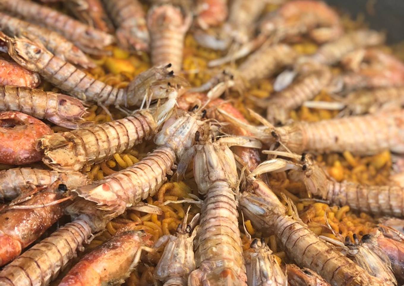 Fideuá de gambas, galeras y sepia🦐🥂🍽