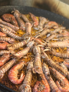 Una foto de Fideuá de gambas, galeras y sepia🦐🥂🍽