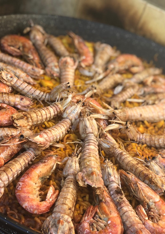 Una foto de Fideuá de gambas, galeras y sepia🦐🥂🍽