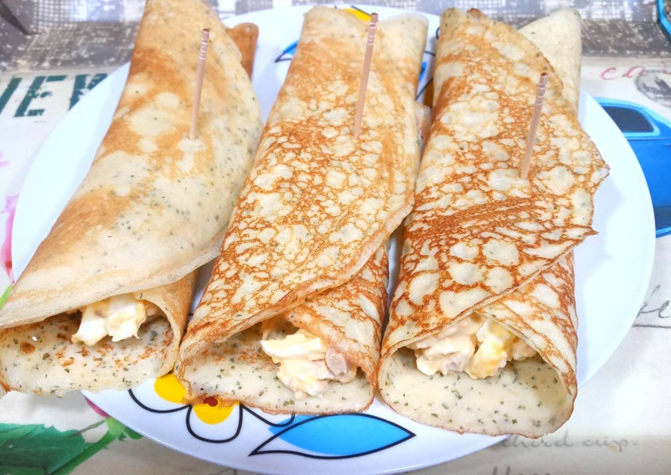 Creps salados con relleno de huevo y atún