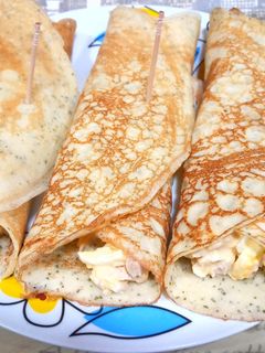 Una foto de Creps salados con relleno de huevo y atún