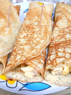 Una foto de Creps salados con relleno de huevo y atún