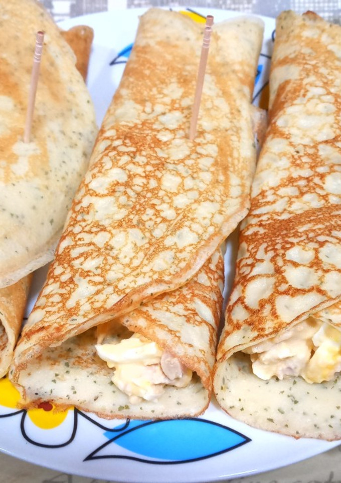 Una foto de Creps salados con relleno de huevo y atún
