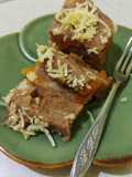 Bread puding coklat (kukus) dengan aprikot dan keju