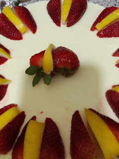 Una foto de Tarta de fresas y limón