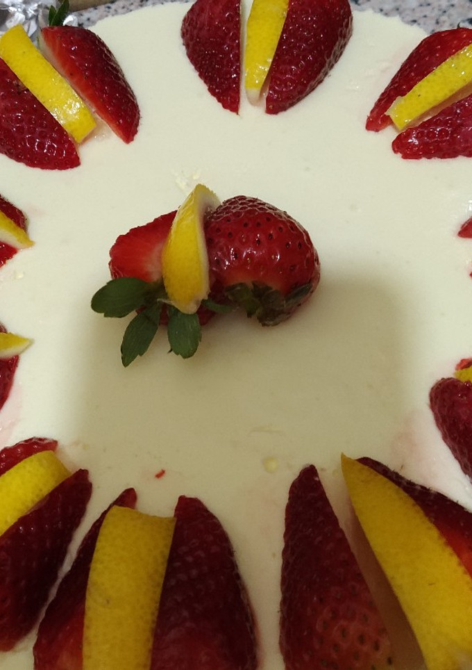 Una foto de Tarta de fresas y limón