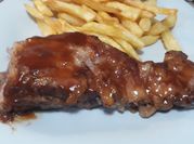 Una foto de ribs barbacoa al horno