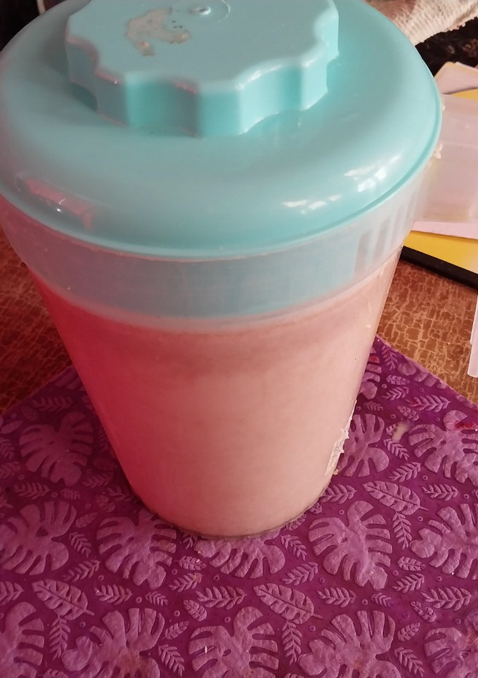 Una foto de Agua de coco con canela 😋