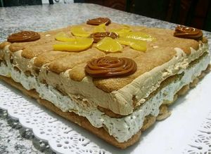 Una foto de Postre de vainillas en oporto, crema de dulce de leche y durazno
