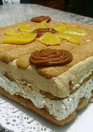 Una foto de Postre de vainillas en oporto, crema de dulce de leche y durazno