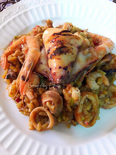 Una foto de Calamares y gambas con arroz cremoso