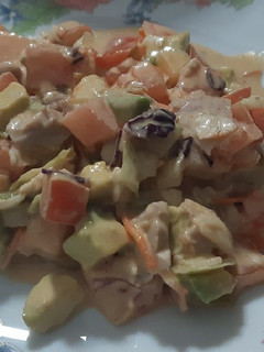 Una foto de Ensalada con pollo y aguacate
