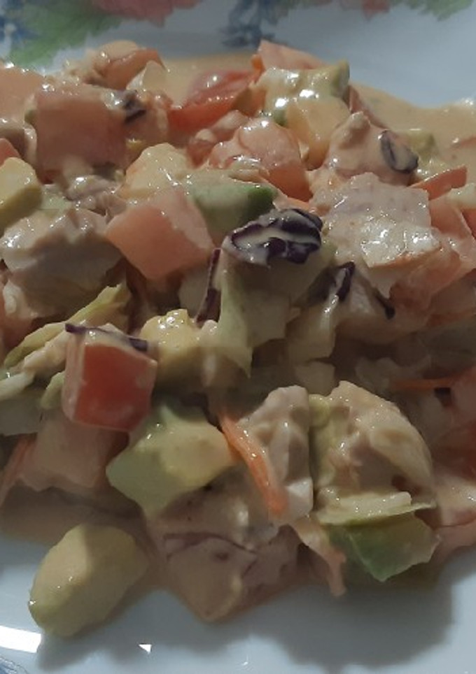 Una foto de Ensalada con pollo y aguacate