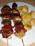 Brochette de lomo con mini bombitas de papa
