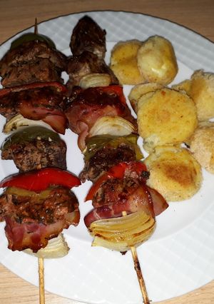 Una foto de Brochette de lomo con mini bombitas de papa