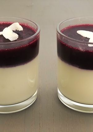 Panna cotta erdei gyümölcsös zselével recept fotója