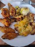 Pollo frito y patatas con queso