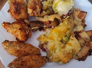 Una foto de Pollo frito y patatas con queso