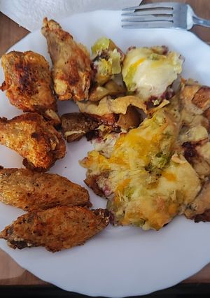 Una foto de Pollo frito y patatas con queso