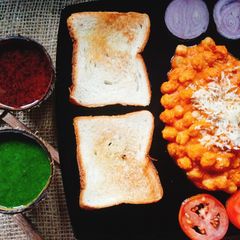A picture of Cheese chole chaat!.