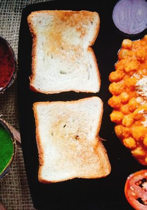 A picture of Cheese chole chaat!.