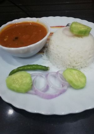 A picture of Rajma in curd gravy with rice.