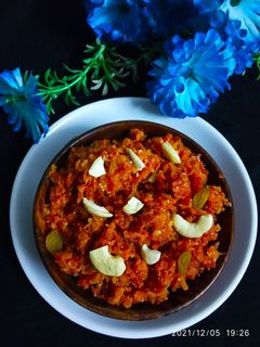 गाजर का हलवा (Gajar ka Halwa recipe in Hindi) रेसिपी मुख्य फोटो