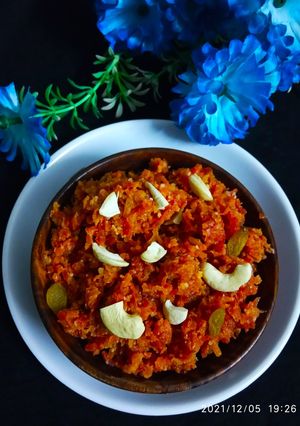 गाजर का हलवा (Gajar ka Halwa recipe in Hindi) रेसिपी मुख्य फोटो