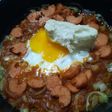Huevo con salsa y salchichas