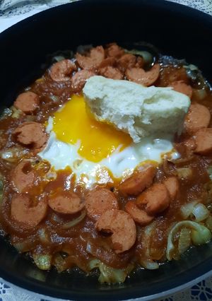 Una foto de Huevo con salsa y salchichas