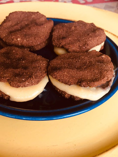 Una foto de Keto - Alfajores de chocolate rellenos con crema de limón