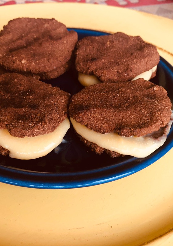 Una foto de Keto - Alfajores de chocolate rellenos con crema de limón