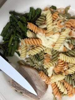 Una foto de Mac & cheese con cinta de lomo y espárragos trigueros