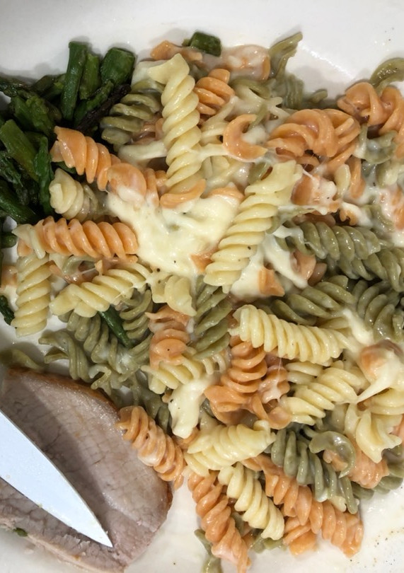 Una foto de Mac & cheese con cinta de lomo y espárragos trigueros