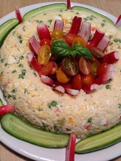 Una foto de Anillo de arroz, pepinitos frescos, y rabanitos con mayonesa y mostaza de Dijón