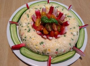 Una foto de Anillo de arroz, pepinitos frescos, y rabanitos con mayonesa y mostaza de Dijón