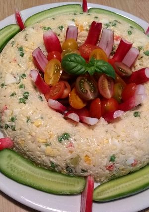 Una foto de Anillo de arroz, pepinitos frescos, y rabanitos con mayonesa y mostaza de Dijón