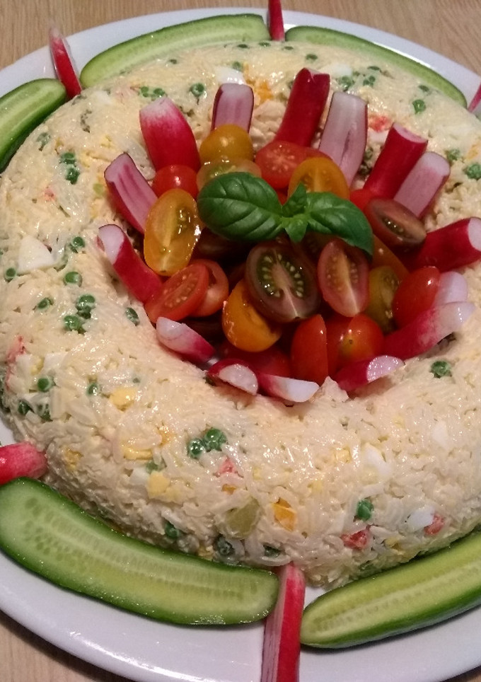 Una foto de Anillo de arroz, pepinitos frescos, y rabanitos con mayonesa y mostaza de Dijón