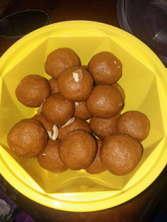 बेसन के लड्डू (besan ke laddu recipe) रेसिपी मुख्य फोटो