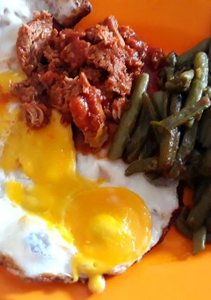 A picture of Green beans with fried Eggs & Tuna.
