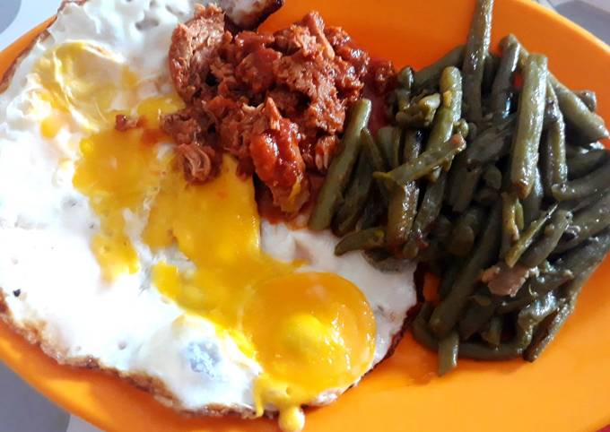 Green beans with fried Eggs & Tuna