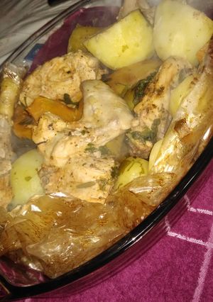 Una foto de Pollo a la bolsa con verduras😋😋 Súper fácil 😁😁