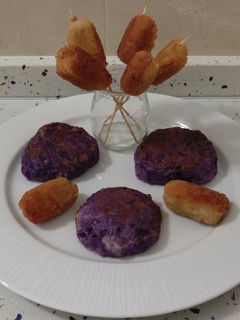 Una foto de Patatas violetas con queso viejo en tartaletas y en croquetas