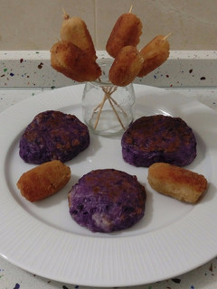 Una foto de Patatas violetas con queso viejo en tartaletas y en croquetas