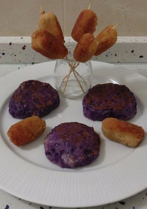 Una foto de Patatas violetas con queso viejo en tartaletas y en croquetas