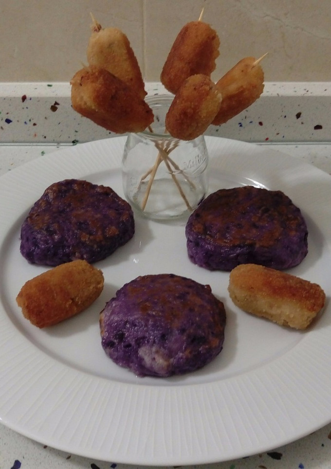 Una foto de Patatas violetas con queso viejo en tartaletas y en croquetas